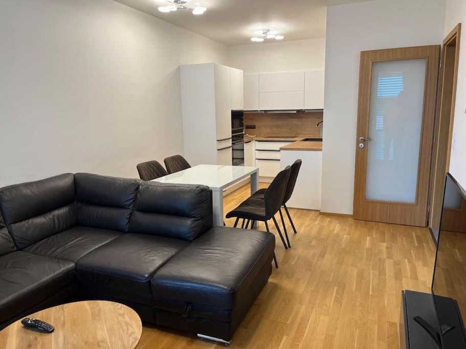 פראג Apartman Holesovice,Balkon,Garaz מראה חיצוני תמונה